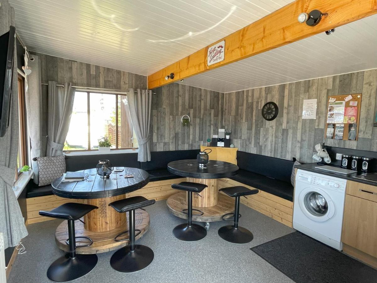 Ac/dc Glamping Lodge
